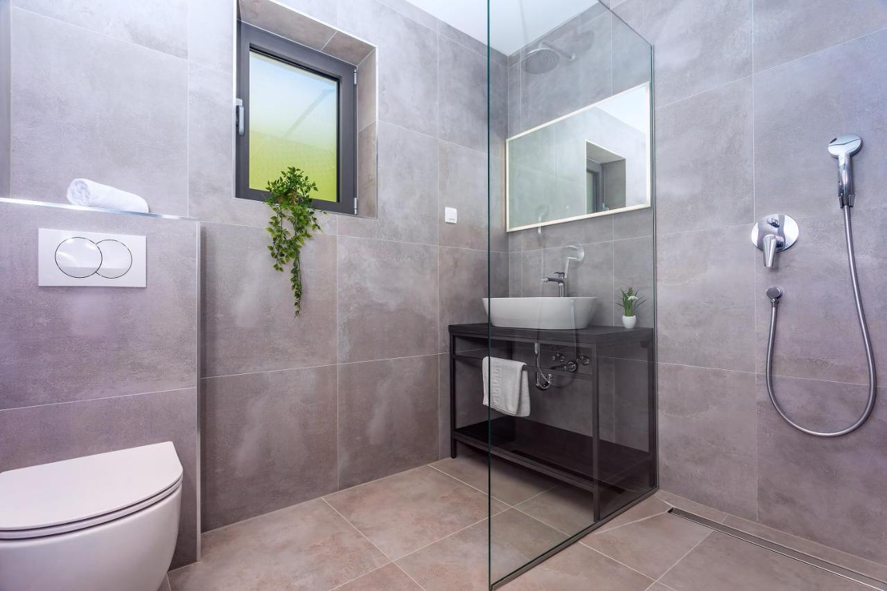 Villa Belvedere With Heated Pool, Billiards, Media Room, Sea Views,10 Pax Omiš Екстериор снимка