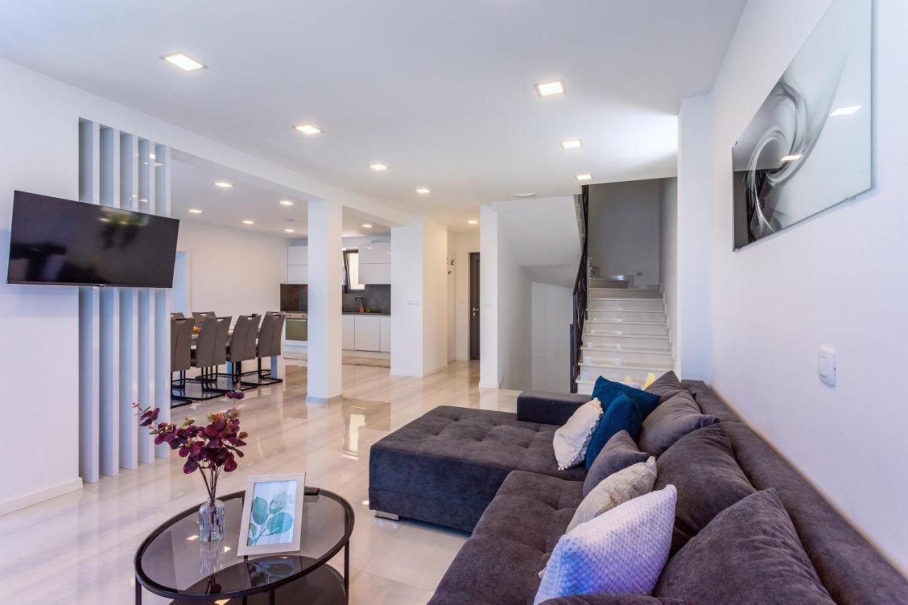Villa Belvedere With Heated Pool, Billiards, Media Room, Sea Views,10 Pax Omiš Екстериор снимка
