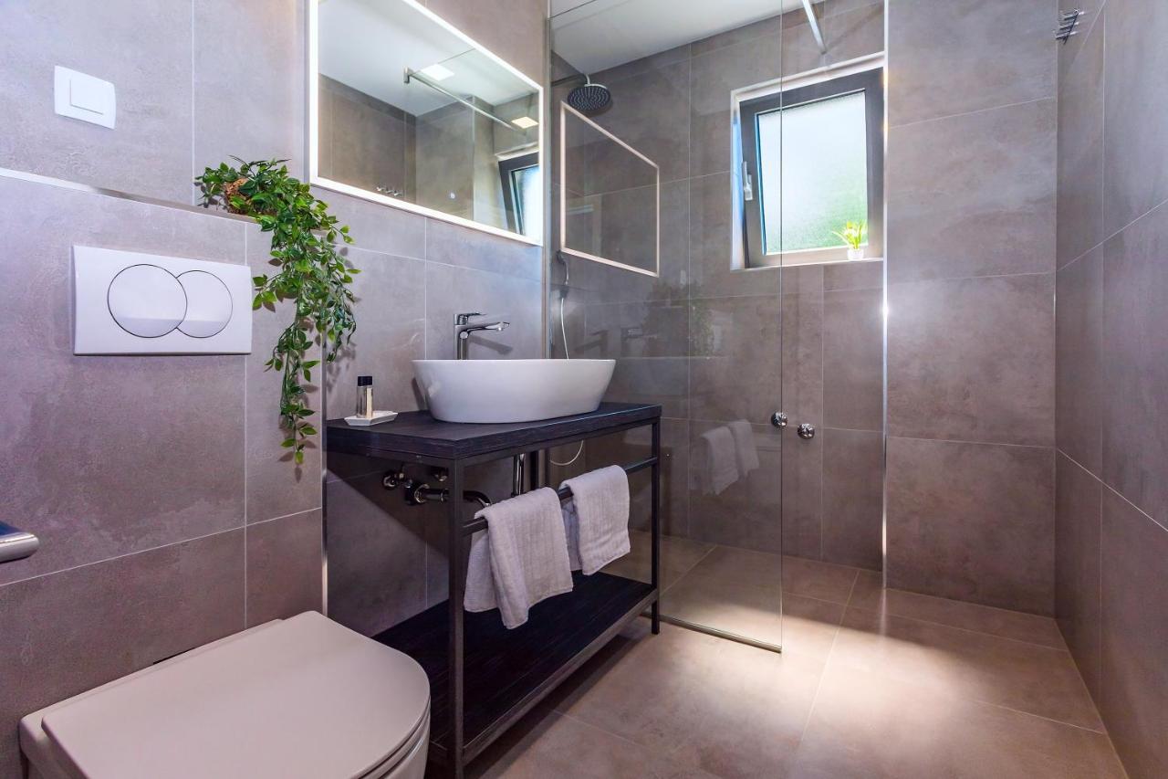 Villa Belvedere With Heated Pool, Billiards, Media Room, Sea Views,10 Pax Omiš Екстериор снимка